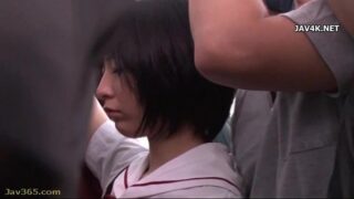 通勤中の女子校生を狙った指マン痴漢行為