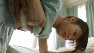 ポニーテールの美少女が後背位で激しく突かれ、子宮が刺激されて愛液が大量に溢れる。