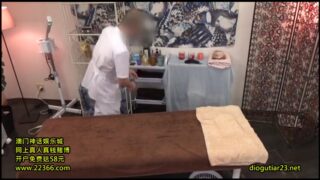 日焼けギャルがマッサージ師のオイル技で快感を覚える