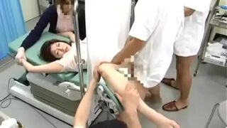 医師と看護師が患者をレイプする物語。