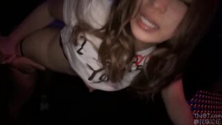 バーのギャルをナンパし、店内で中出しする。