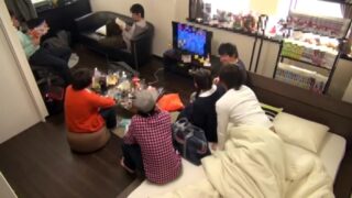 複数の男性に挿入され、精液が混ざる美少女