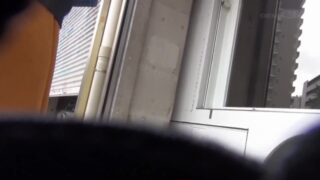 空中で痙攣しイキるガチ素人の失禁・痙攣映像