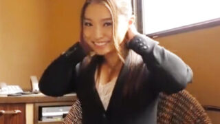 爆乳OLが強制的なレイプで何度も中出しされ、快感に満ちた体験をする。