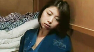 夫に嘘をつく不貞妻が複数の男性と関係を持つ