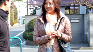 再会した息子の幼なじみの若い男性を欲するむちむち妻