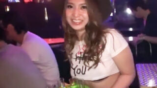 ギャルバー店員の店内中出しハメ