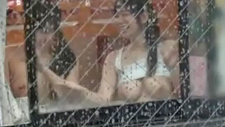 隣人のレズカップルを覗く→3Pに誘われる