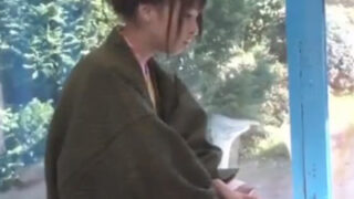 和服の素人がマッサージ店で騙され、中出しされる。