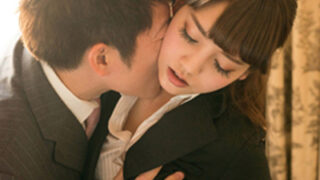 美人OLが仕事中にイタズラに悩まされ、彼氏に流される。