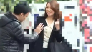 ナンパした美人妻を褒め言葉で落とし、膣内射精に成功
