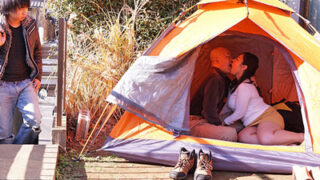 義兄が家へ入るのは好ましくないとし、未亡人がテントで性交する。