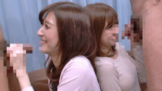 若妻が若い男性の大きな性器に取り込まれ、フェラ抜きされる。