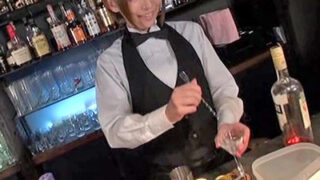 ショートヘアの世話役が体液を大量に分泌し、変態的な性行為に耽る。