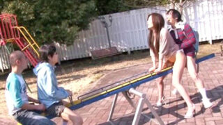 突然シーソーが跳ね上がり、息子の性器が関わる近親関係のハプニングが発生した。