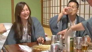 出張先で酔い、乱交や不倫に没同する人妻