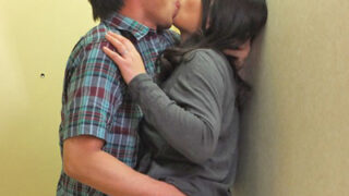 夫の卑猥な下着で不倫セックスする妻