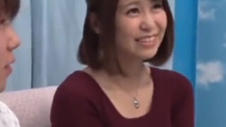 巨乳妻が童貞のちんぽを中出しと手コキで射精させた