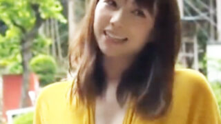 キャンプ中の美人妻が若い男性に誘われ即座に顔射を承諾した