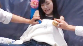 イキ我慢中に挿入し、顔射される素人娘