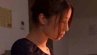 レイプに逆らえずに犯され続ける女教師が顔射で泣く