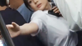 混雑で胸がつっかえちゃう爆乳JKが痴漢にハメられる