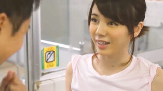 爆乳看板娘が銭湯でお客にパイズリご奉仕