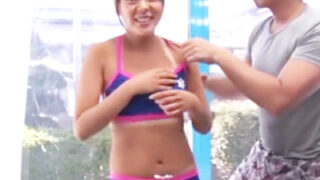 媚薬で無理やり挿入される、変な感覚の日焼け跡のある小麦肌の水着少女。