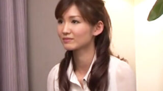 夫だけでは満たされず、激しい膣奥ピストンで獣のような喘ぎ声が漏れ、欲求が溜まりきった奥様の姿