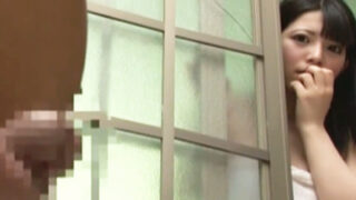 温泉から美少女が現れた時、オヤジがパンツを嗅ぎながらシコっている！どうしたらいい？