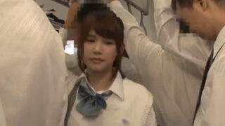 集団痴漢に遭い中出しされた女子高生