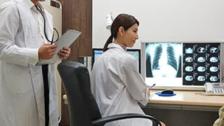 誤解した好意から、童貞が美しい女医を力ずくでレイプ