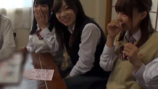 女子校生が修学旅行先で中出し乱交