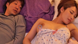 父の再婚でできた姉と添い寝し、3P近親SEX。