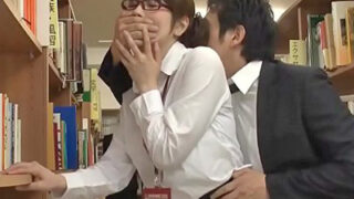 狙われた美人司書が図書館で声を出せないサイレントSEXに