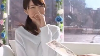 清楚で可愛い人妻がカメラ前で潮吹き.