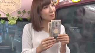 金銭の力と若者の身体で、素人妻が不倫セックスに大喜び。