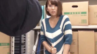 ほつれたニットで巨乳同僚の服が次々に小さくなる