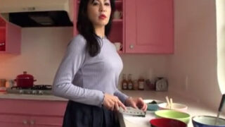 数年ブランクの欲求不満熟女が若いチンポで即陥落→イキ