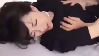 葬儀後に喪服のまま四十路妻が犯される