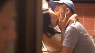 隣人の奥さんが夫に見られながら配達員と不倫三昧。