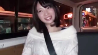 激カワ爆乳看板娘がバイト衣装で乳揺れをハメ撮り