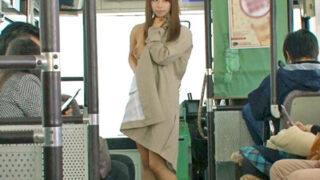 指示どおり全裸になり恥じらいながら性行為に酔いしれる美女