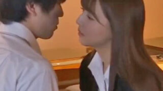 美女教師がレイプで号泣