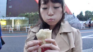 野外で精子臭を拡散しながら食事ハイキングを行う