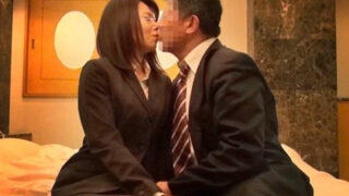 既婚上司と新人OLの予期しない中出し