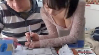 胸元を見せつけられ、中出しレイプされる家庭教師