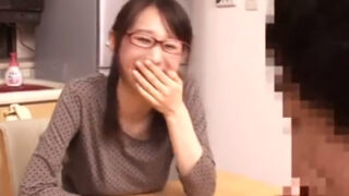 家族旅行中、幼馴染が料理に訪れたが巨乳で発情し、料理は放置してセックスした。