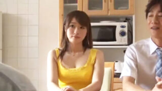 夫が隣の部屋にいるのに、美人な若妻が他人の男性と関係を持ち、快楽に達する。