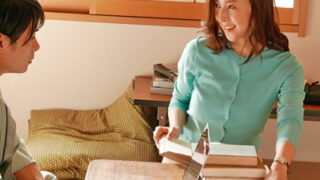 変態校務員と真面目な国語教師が情事に溺れる。